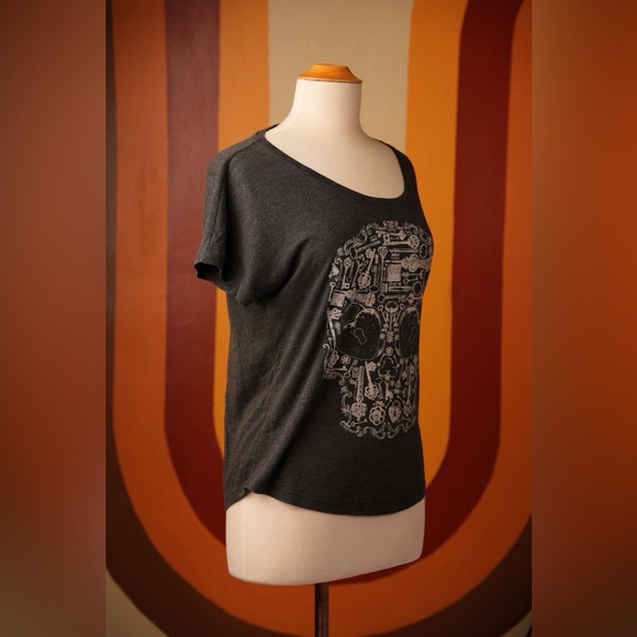Oversized charcoal gray graphic tee shirt with key and locket skull art - Picture 3 of 4